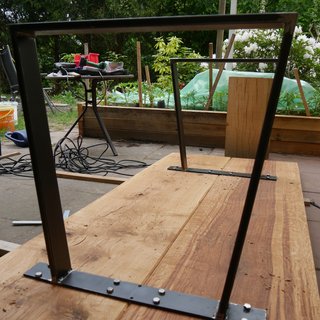 Tisch aus Eichenbrettern Unterseite
