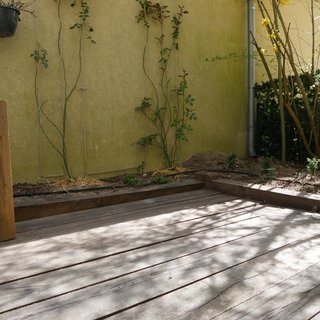 Kleine Terrasse aus Eichenschwellen