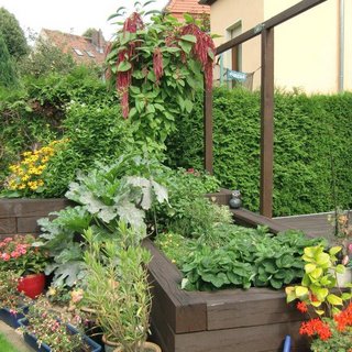Blumenbeet aus Eichenschwellen