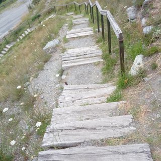 Wegbefestigung aus Eichenschwellen