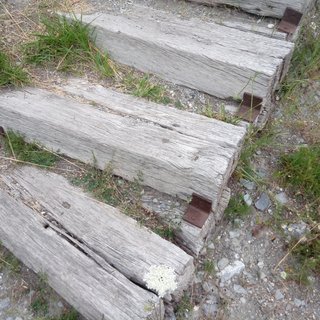 Treppenstufen aus Eichenschwellen
