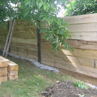 Gartenmauer aus Eichenschwellen
